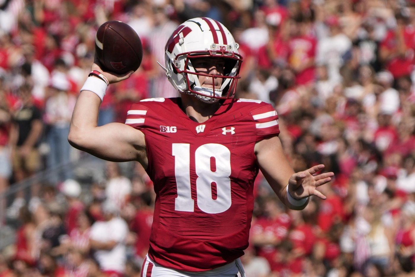 Locke throws for 359 yards and 3 TDs as Wisconsin steamrolls slumping Purdue 52-6 | iNFOnews.ca