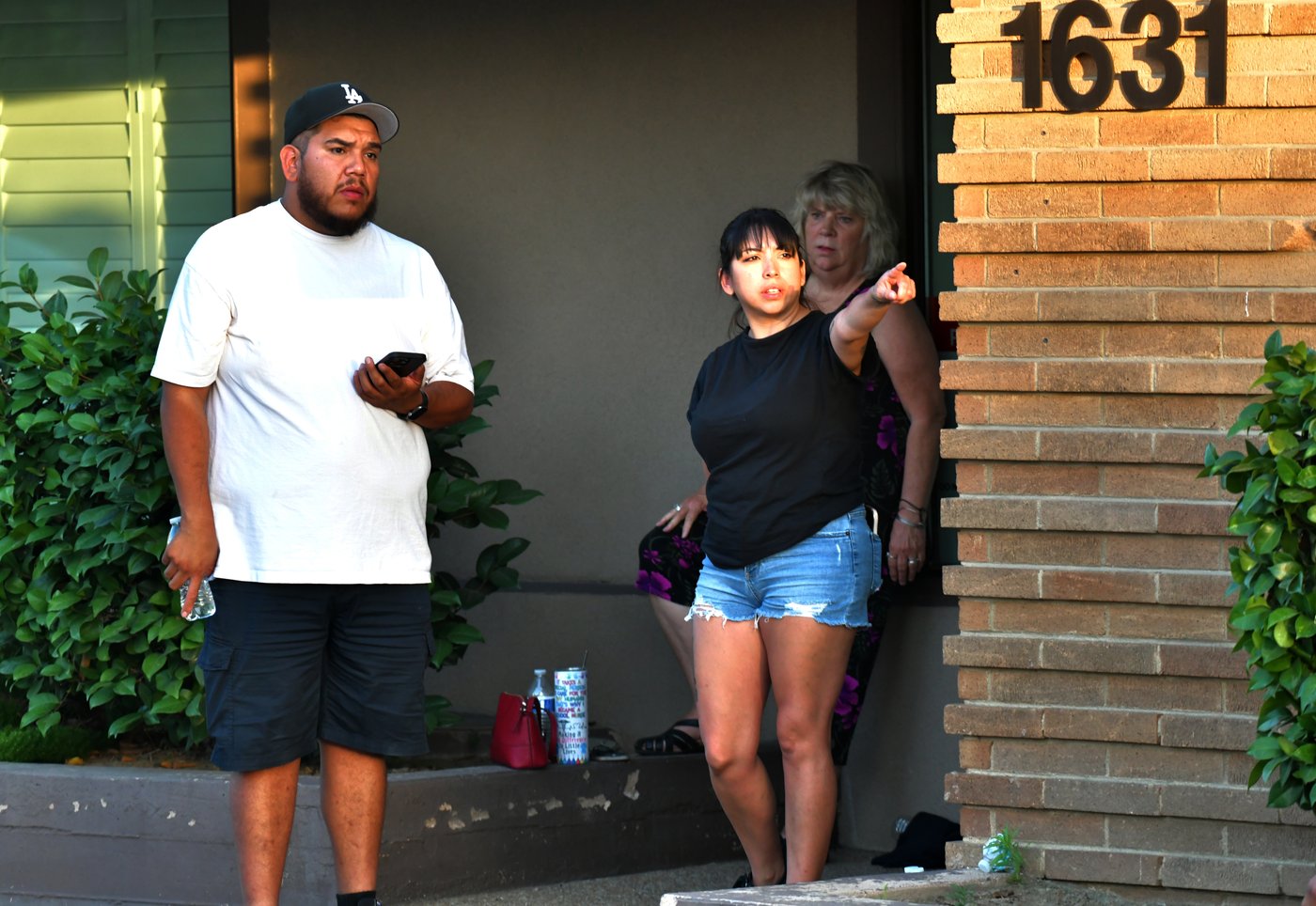 Police locked in negotiations with man in Bakersfield holding hostages | iNFOnews.ca Police locked in negotiations with man in Bakersfield holding hostages | iNFOnews.ca