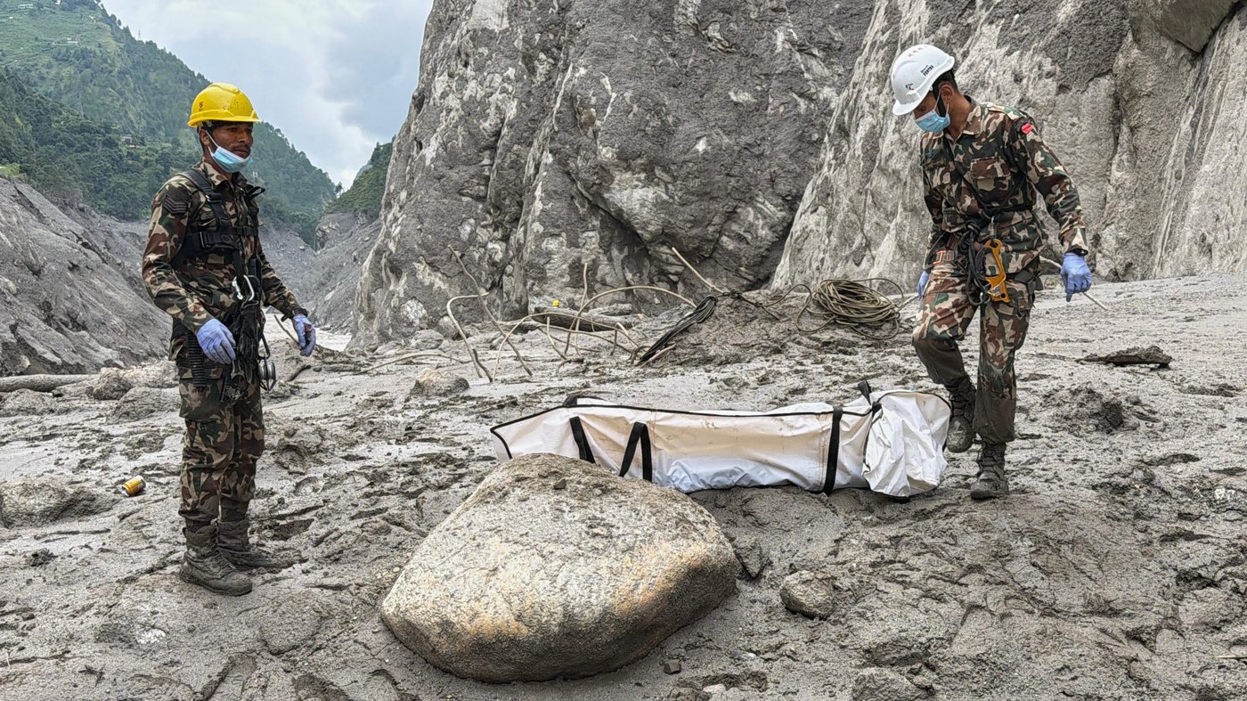 Mass burials in Nepal as death toll from flash floods exceeds 1,000 | iNFOnews.ca