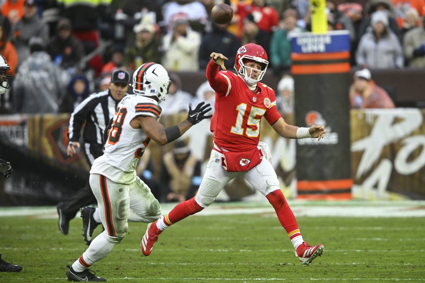 Mahomes throws 2 TD passes, leaves with ankle injury in Chiefs' 21-7 win. X-rays negative on star QB | iNFOnews.ca