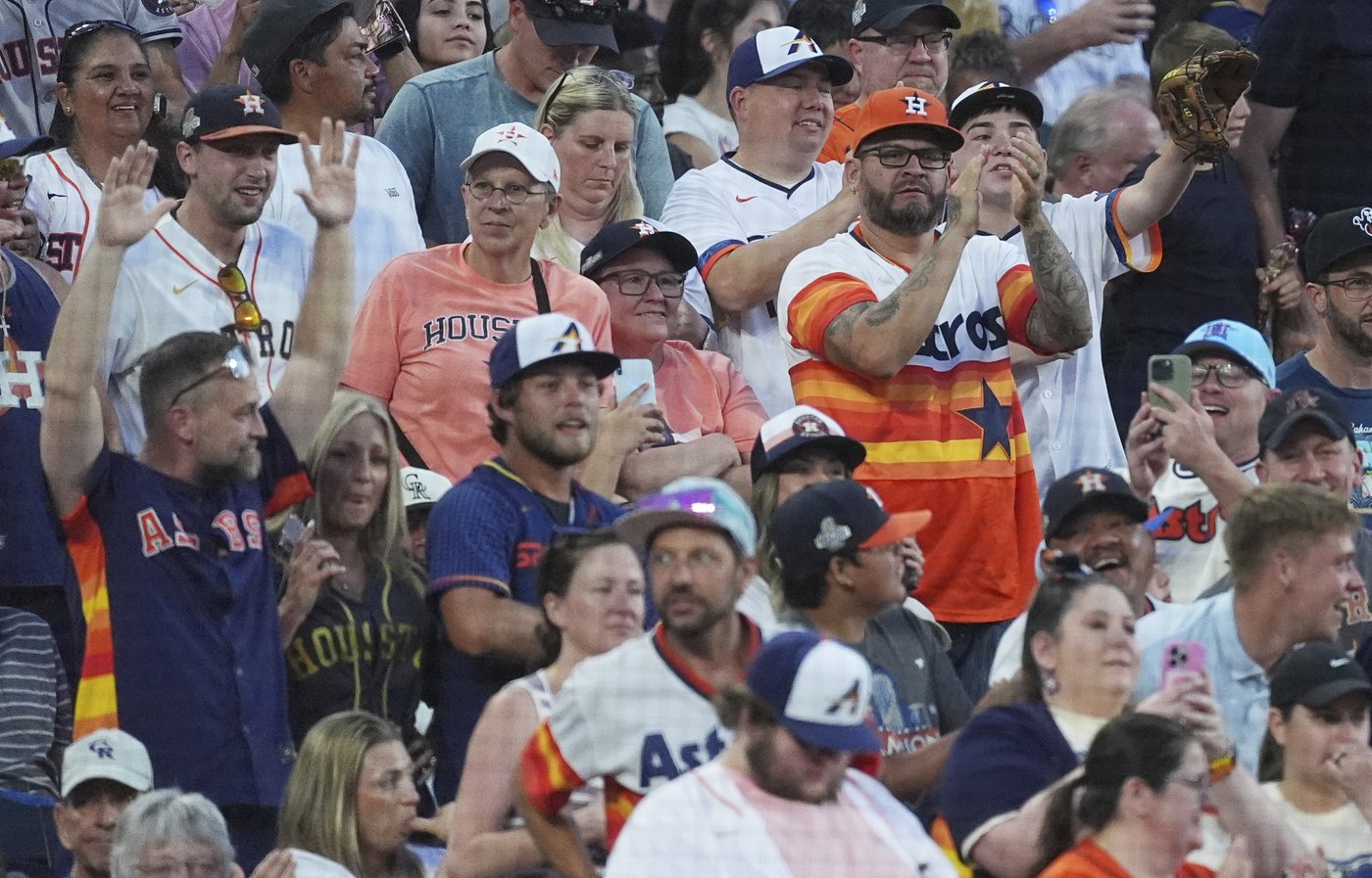 Jose Altuve passes Hall of Famer Jeff Bagwell for 2nd place on Astros career hits list | iNFOnews.ca Jose Altuve passes Hall of Famer Jeff Bagwell for 2nd place on Astros career hits list | iNFOnews.ca