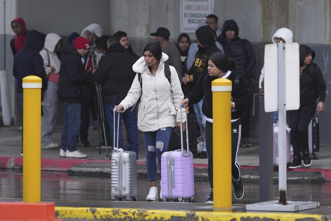 Abrupt end to border app that brought nearly 1 million to US strands many in Mexico | iNFOnews.ca Abrupt end to border app that brought nearly 1 million to US strands many in Mexico | iNFOnews.ca