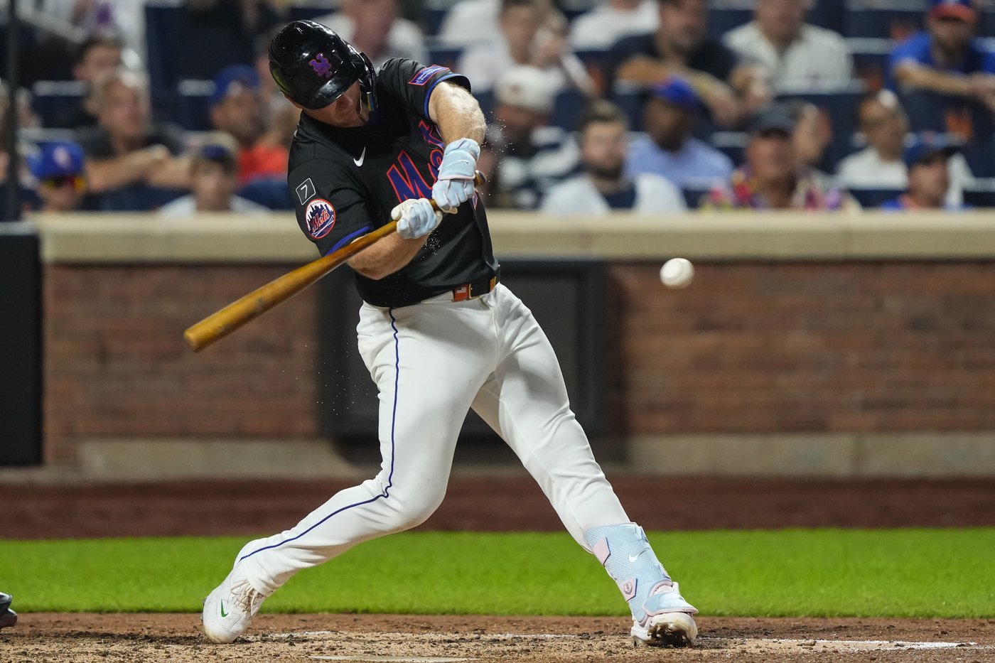 Albies' double in eighth inning secures Braves' 4-3 win over Mets | iNFOnews.ca
