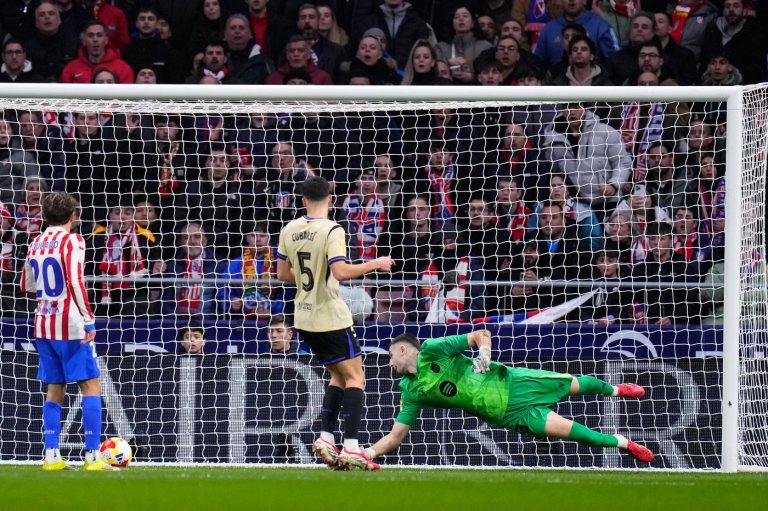 Goalkeeper's gaffe as Barcelona trails 4-0 at halftime against Atletico in Copa del Rey semifinals | iNFOnews.ca