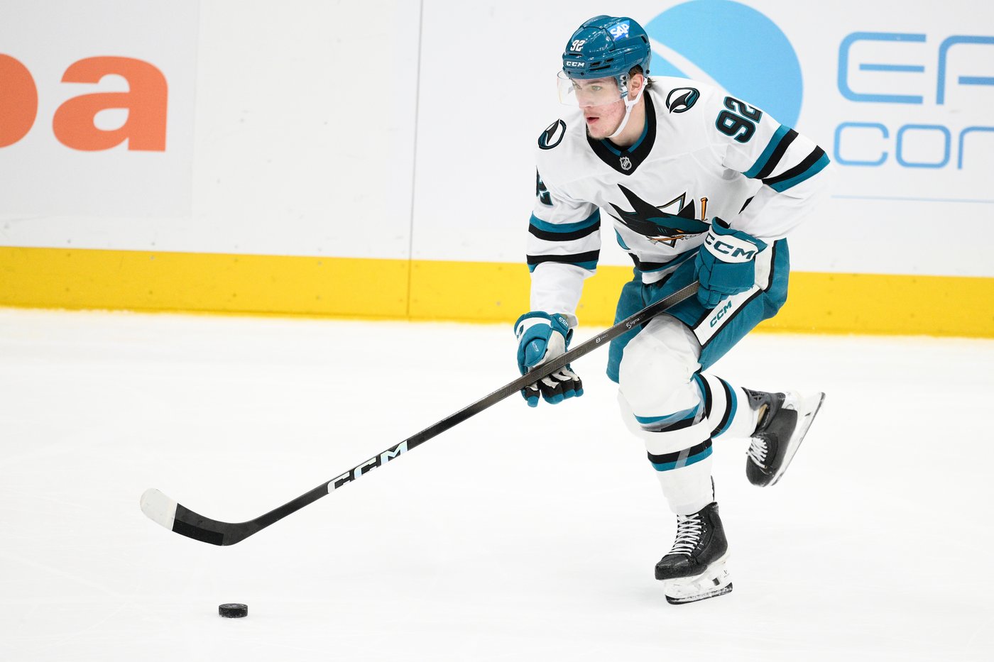 Sharks forward Igor Chernyshov exits against Canadiens after scary fall | iNFOnews.ca