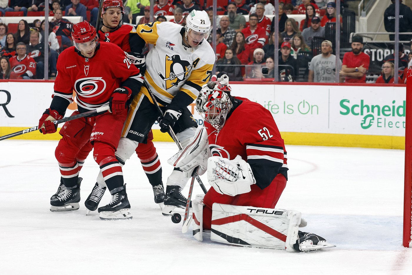 Hurricanes make it eight straight with 5-1 win over Penguins | iNFOnews.ca