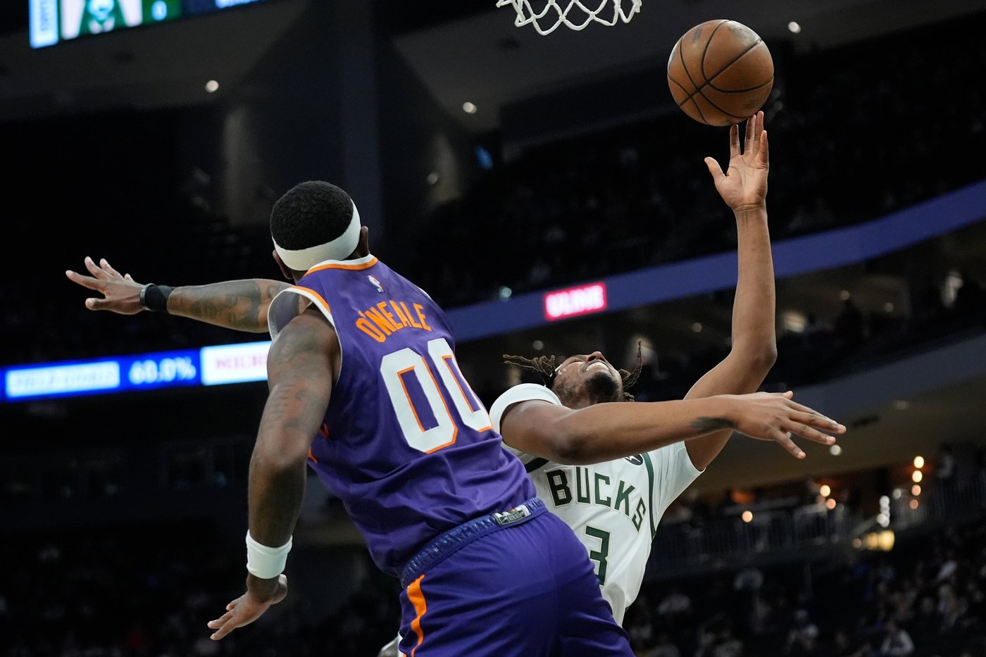 Hot-shooting Suns have three 20-point scorers in 129-114 victory over Bucks | iNFOnews.ca