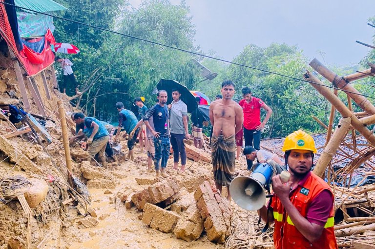 At least 5 children die in monsoon landslide at a Rohingya camp in Bangladesh | iNFOnews.ca