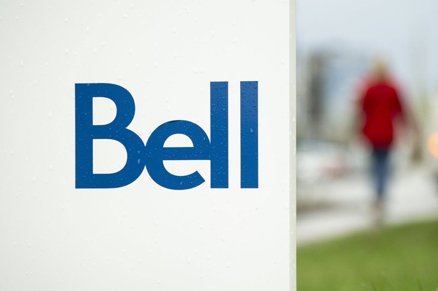 Bell CEO 'confident' in lofty revenue targets as it doubles down on AI data centres | iNFOnews.ca