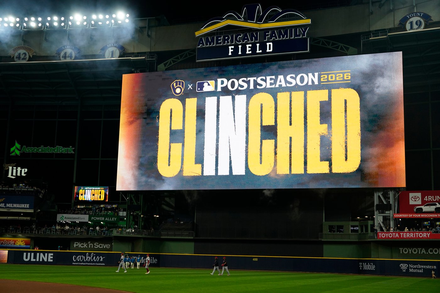 Garrett Mitchell hits grand slam and MLB-best Brewers pound Reds 20-0 to clinch playoff spot | iNFOnews.ca