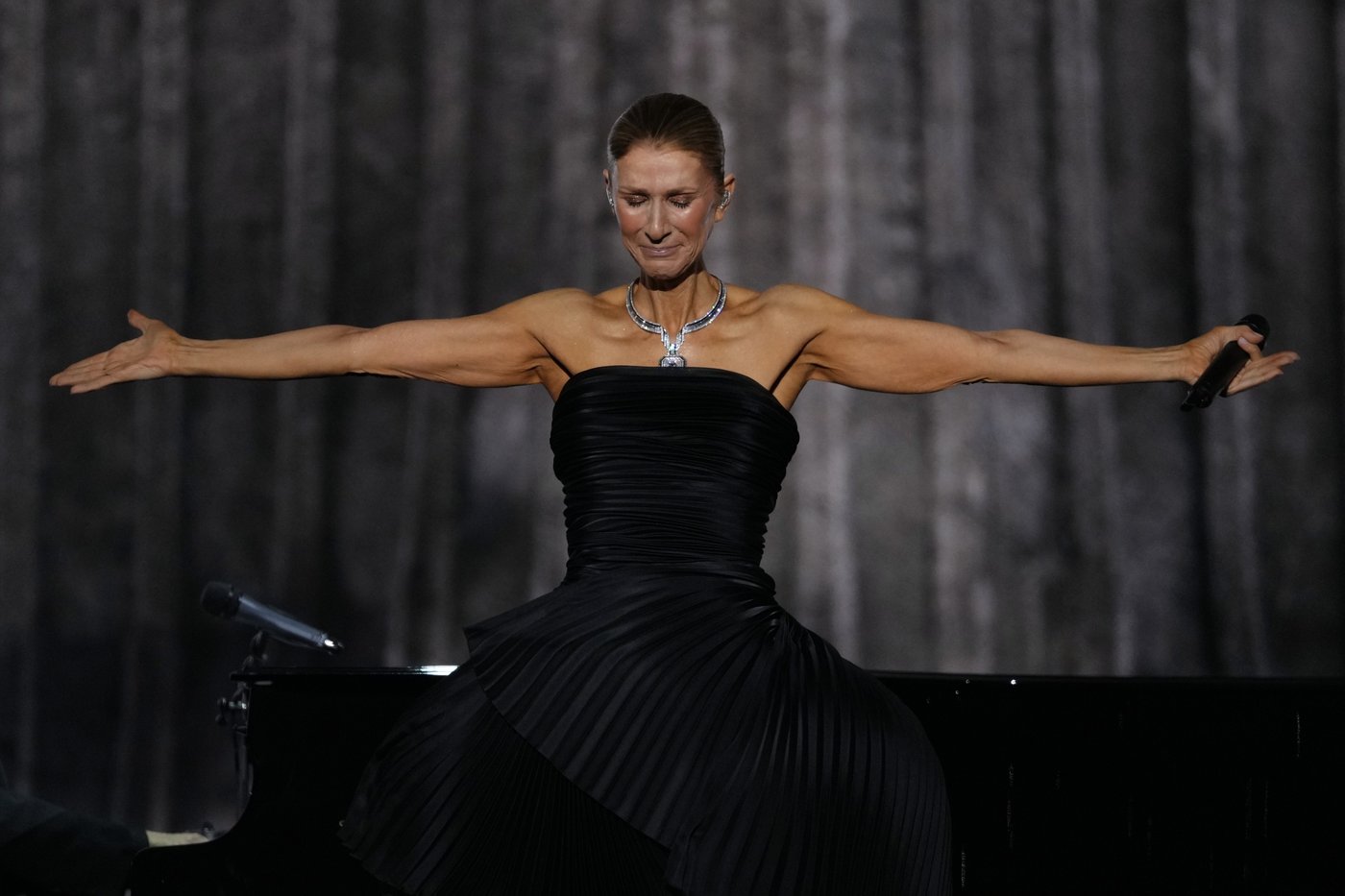 Céline Dion makes emotional return to concert stage after nearly six years | iNFOnews.ca