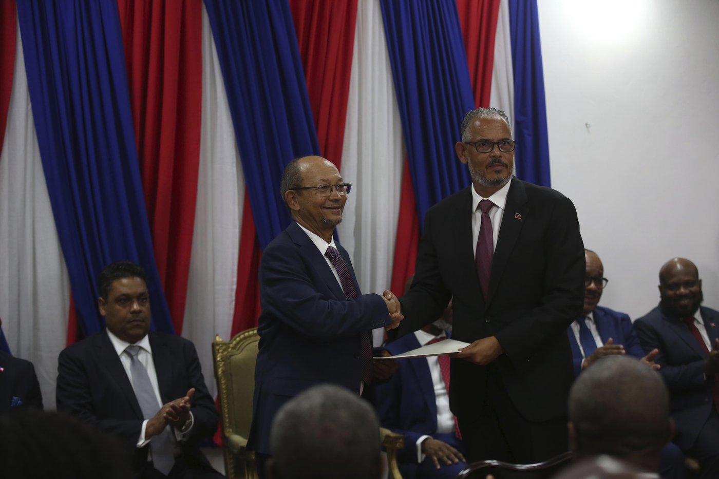 Haiti’s main airport shuts down as gang violence surges and a new prime minister is sworn in | iNFOnews.ca Haiti’s main airport shuts down as gang violence surges and a new prime minister is sworn in | iNFOnews.ca