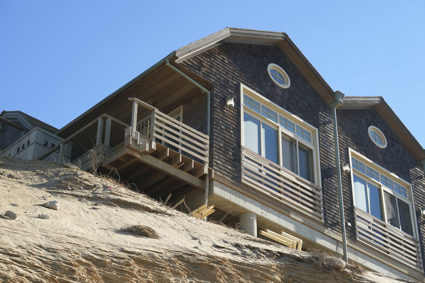 Wind and water are slowly taking this luxury house overlooking Cape Cod Bay | iNFOnews.ca Wind and water are slowly taking this luxury house overlooking Cape Cod Bay | iNFOnews.ca