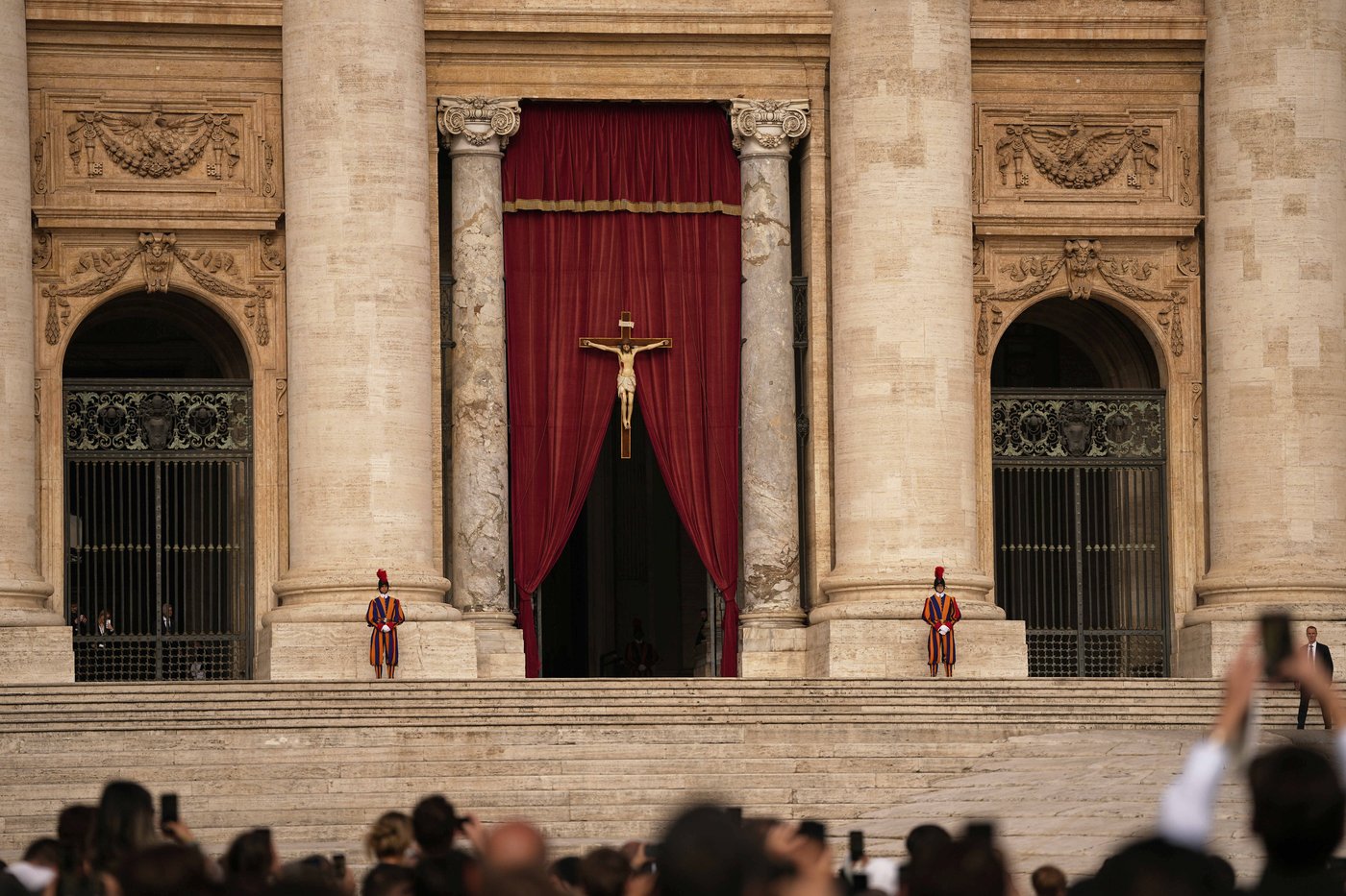Catholic faithful pay their final respects to Pope Francis as public viewing begins | iNFOnews.ca