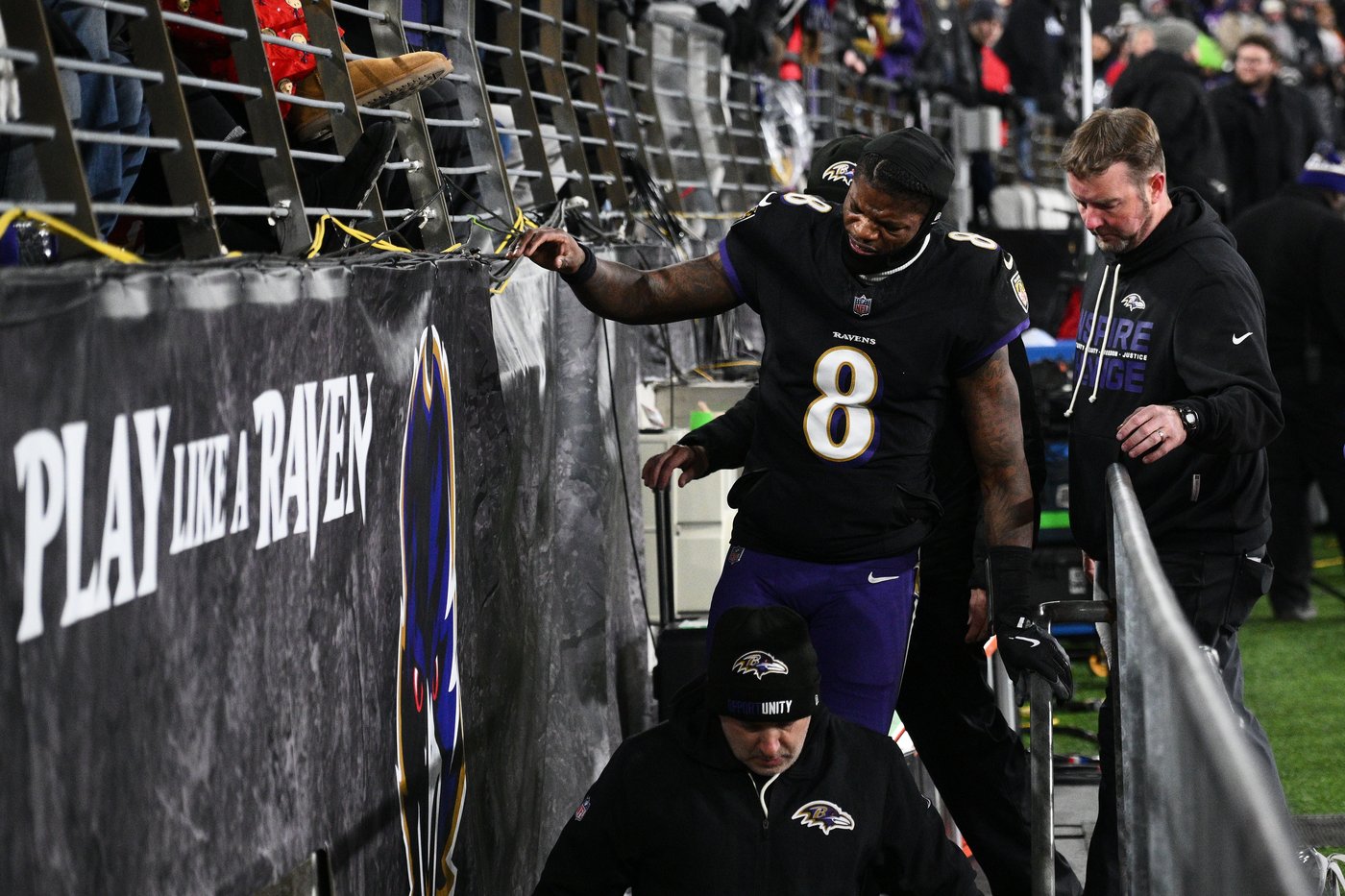 Ravens' Lamar Jackson forced out of game against Patriots with a back injury | iNFOnews.ca