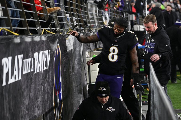 Ravens' Lamar Jackson leaves in the 2nd quarter against Patriots with a back injury | iNFOnews.ca