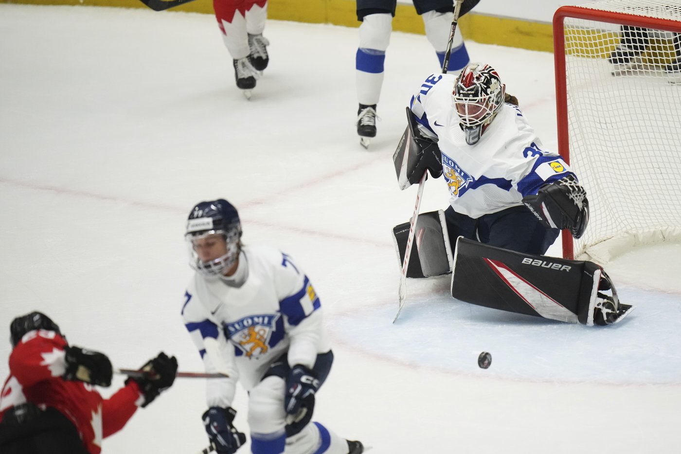 Records for Poulin, Desbiens as Canada downs Finland 8-1 in world hockey semifinal | iNFOnews.ca