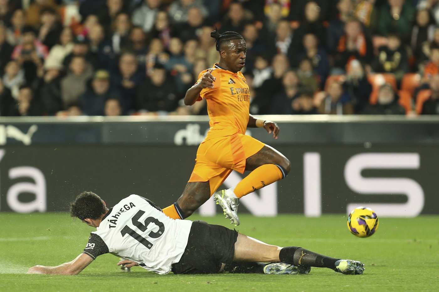 Bellingham's late goal gives 10-man Real Madrid comeback win at Valencia | iNFOnews.ca