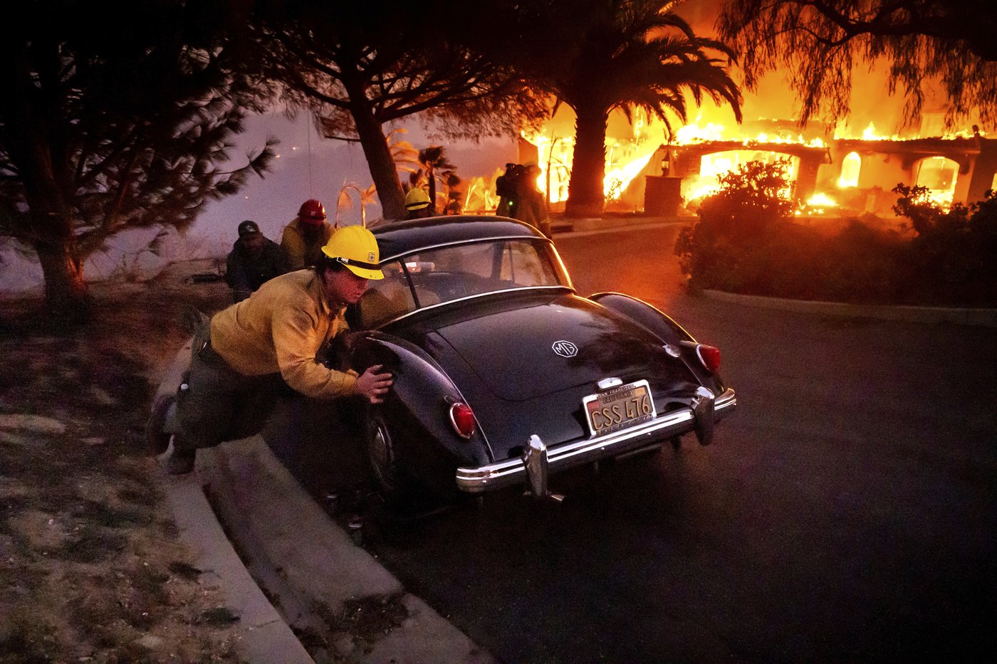 Southern California wildfire destroys 132 structures as officials look for fierce winds to subside | iNFOnews.ca