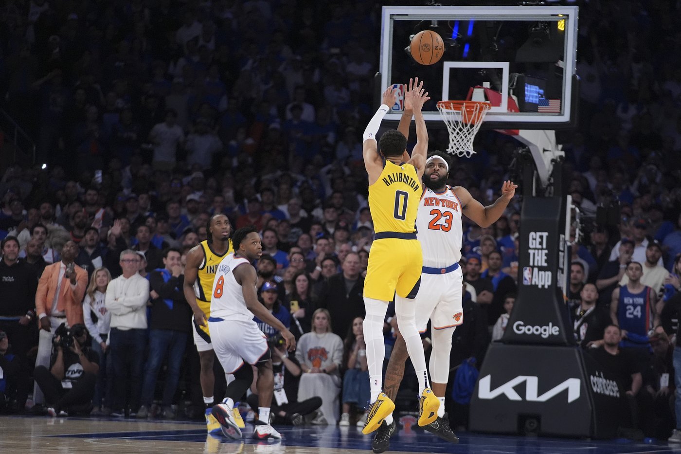 Tyrese Haliburton's father cuts loose at Indy bar as son hits tying shot to help Pacers beat Knicks | iNFOnews.ca Tyrese Haliburton's father cuts loose at Indy bar as son hits tying shot to help Pacers beat Knicks | iNFOnews.ca