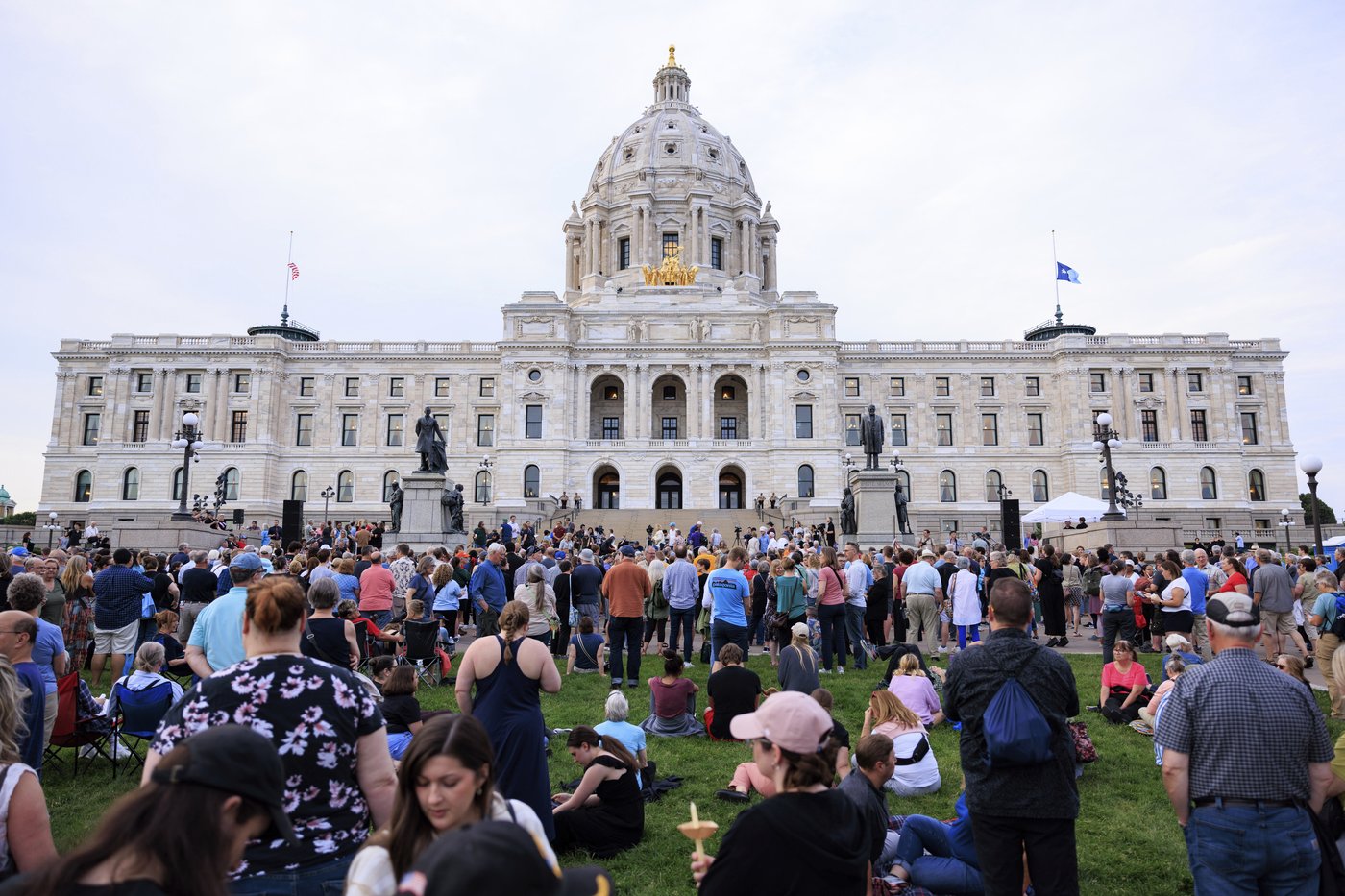 Hundreds gather to remember prominent Minnesota lawmaker and husband slain in their home | iNFOnews.ca Hundreds gather to remember prominent Minnesota lawmaker and husband slain in their home | iNFOnews.ca