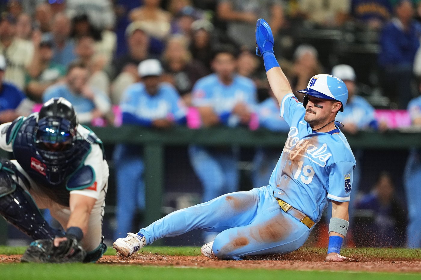 Massey scores in 10th on Garcia's sacrifice fly, Royals beat Mariners 3-2 | iNFOnews.ca