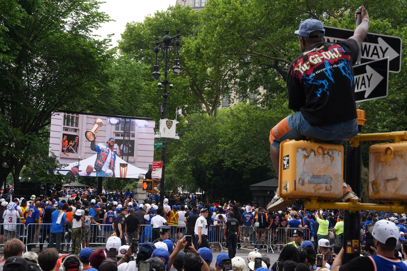 New York Knicks revel in their NBA victory parade as joyous fans and celebs fill the streets | iNFOnews.ca