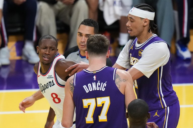 Doncic criticizes the NBA Cup court, but praises Lakers for support in late-game skirmish with Dunn | iNFOnews.ca