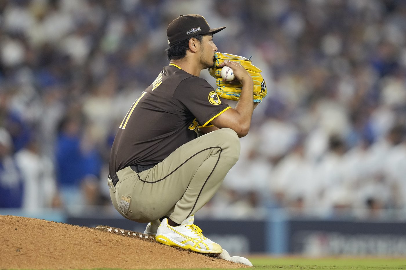 Dodger Stadium fans toss balls and trash on field, interrupt Padres' 10-2 win that evens NLDS | iNFOnews.ca Dodger Stadium fans toss balls and trash on field, interrupt Padres' 10-2 win that evens NLDS | iNFOnews.ca