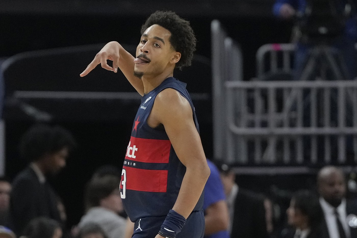 Stephen Curry scores 26 before leaving with ankle injury as Warriors beat Wizards 122-114 | iNFOnews.ca Stephen Curry scores 26 before leaving with ankle injury as Warriors beat Wizards 122-114 | iNFOnews.ca