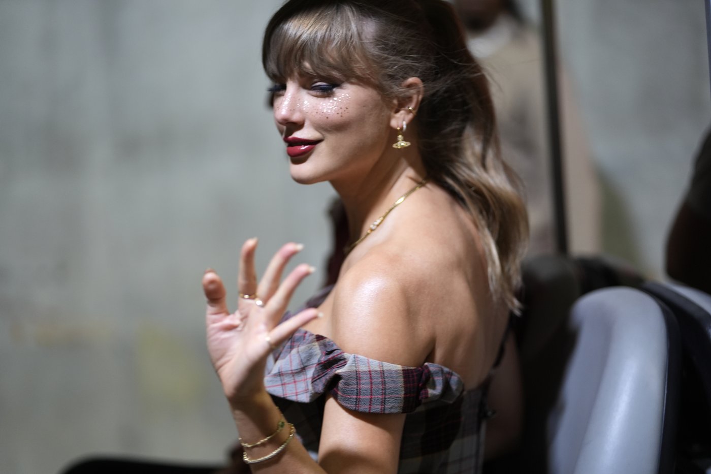 Taylor Swift is back to watch Travis Kelce and the Chiefs with Eras Tour soon to resume | iNFOnews.ca Taylor Swift is back to watch Travis Kelce and the Chiefs with Eras Tour soon to resume | iNFOnews.ca