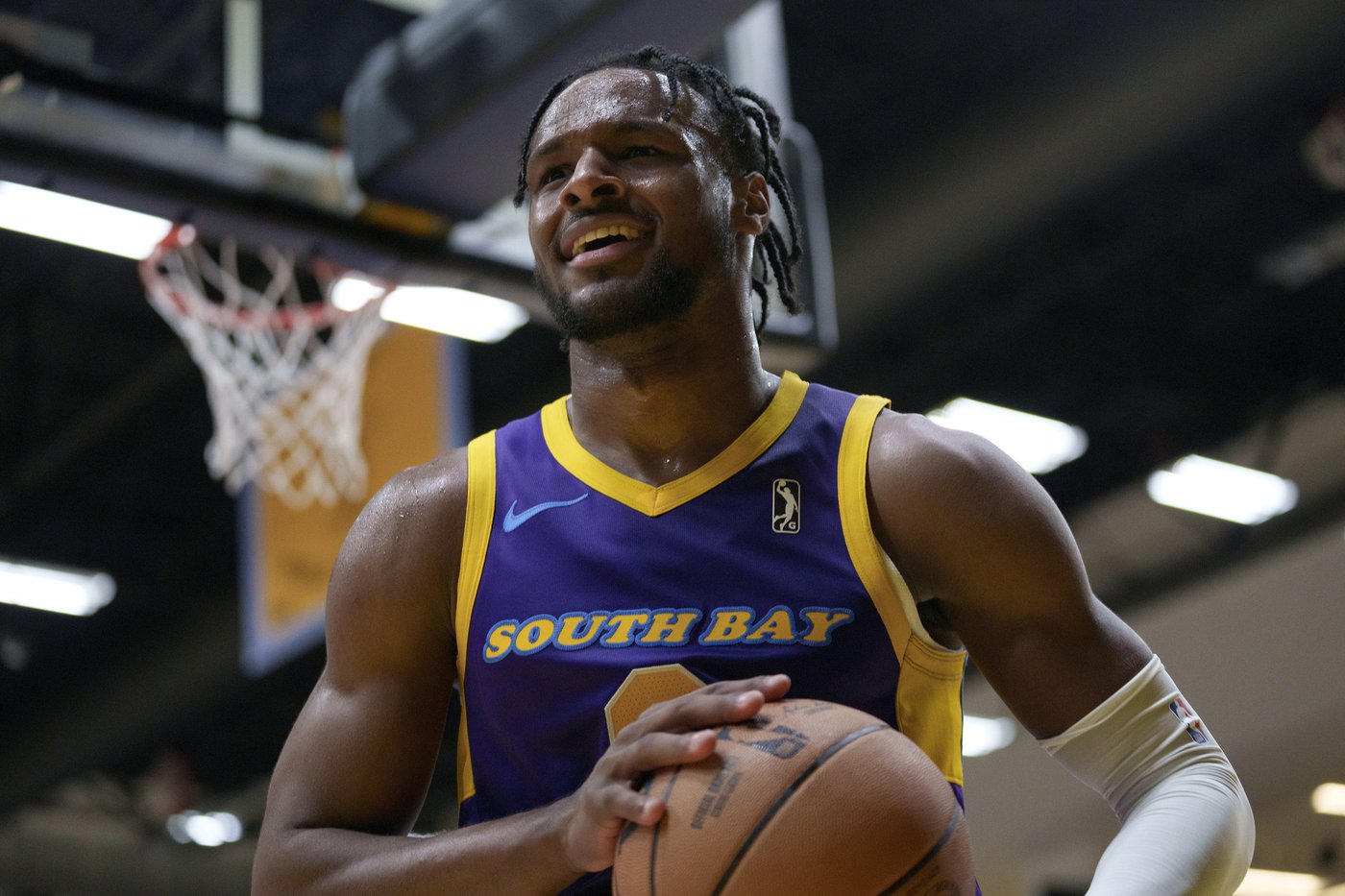Bronny James scores 6 points in first G-League game as LeBron, Lakers teammates watch courtside | iNFOnews.ca Bronny James scores 6 points in first G-League game as LeBron, Lakers teammates watch courtside | iNFOnews.ca