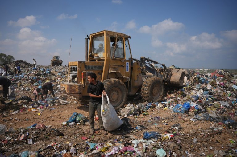 Palestinians in Gaza scavenge trash for things to burn to cook meals, in photos | iNFOnews.ca