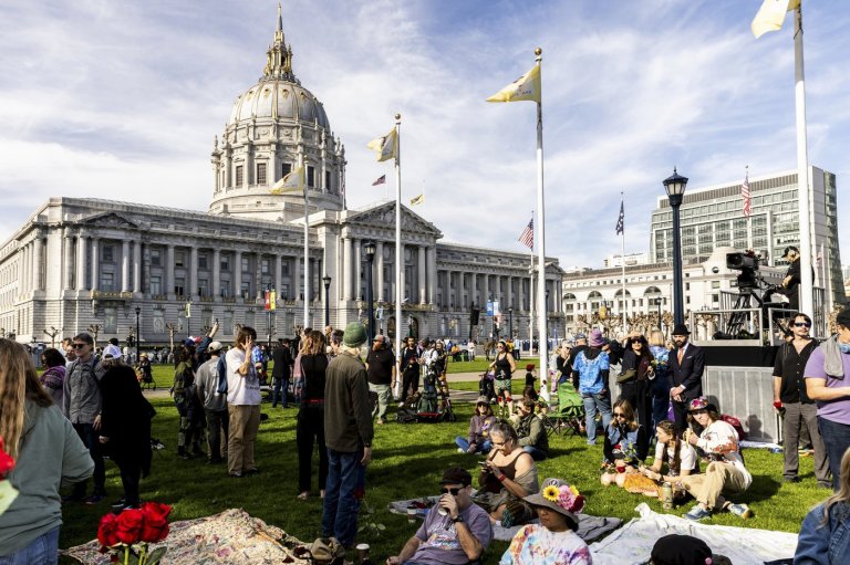 Thousands of fans celebrate life of legendary Grateful Dead guitarist Bob Weir in San Francisco | iNFOnews.ca