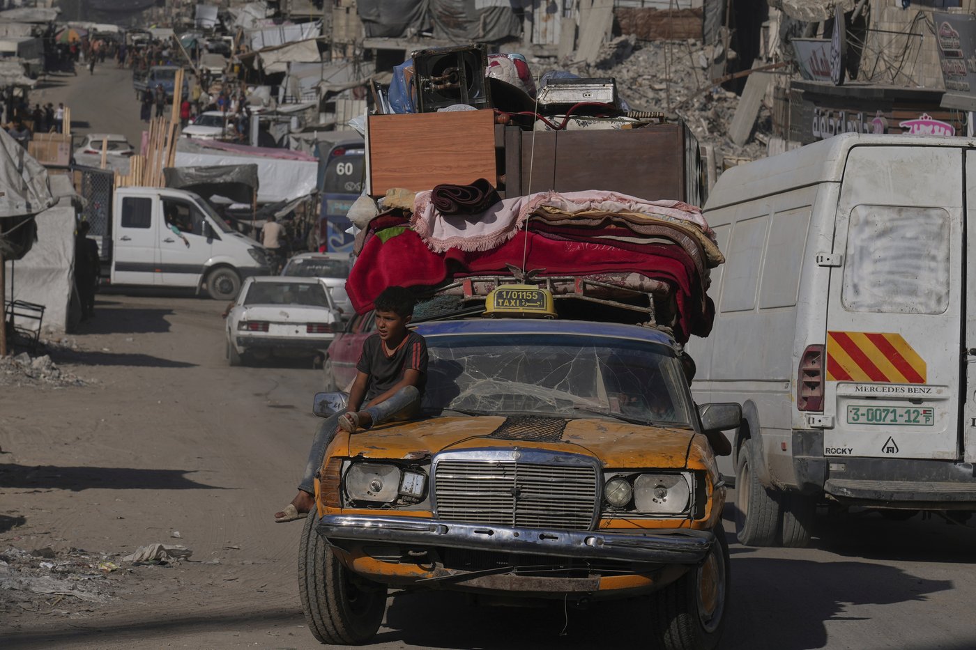 Photos show displaced Palestinians fleeing the northern Gaza Strip | iNFOnews.ca
