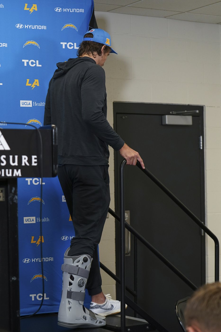 Chargers QB Justin Herbert's bid to play on a balky right ankle ends with an early exit | iNFOnews.ca Chargers QB Justin Herbert's bid to play on a balky right ankle ends with an early exit | iNFOnews.ca