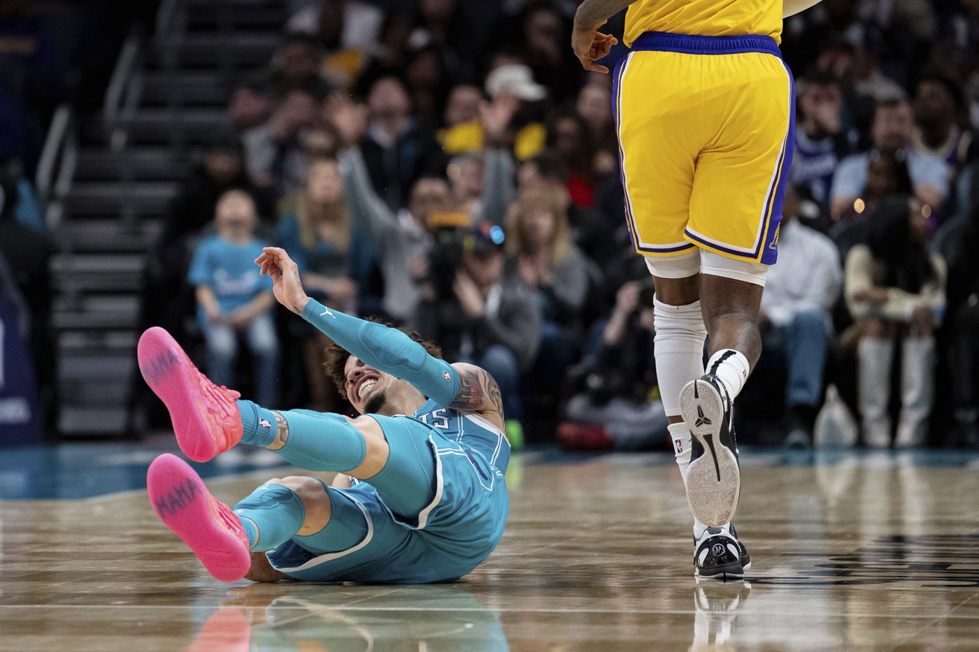 Anthony Davis scores 42 points, grabs 23 rebounds as Lakers top Hornets 112-107 for 4th straight win | iNFOnews.ca Anthony Davis scores 42 points, grabs 23 rebounds as Lakers top Hornets 112-107 for 4th straight win | iNFOnews.ca