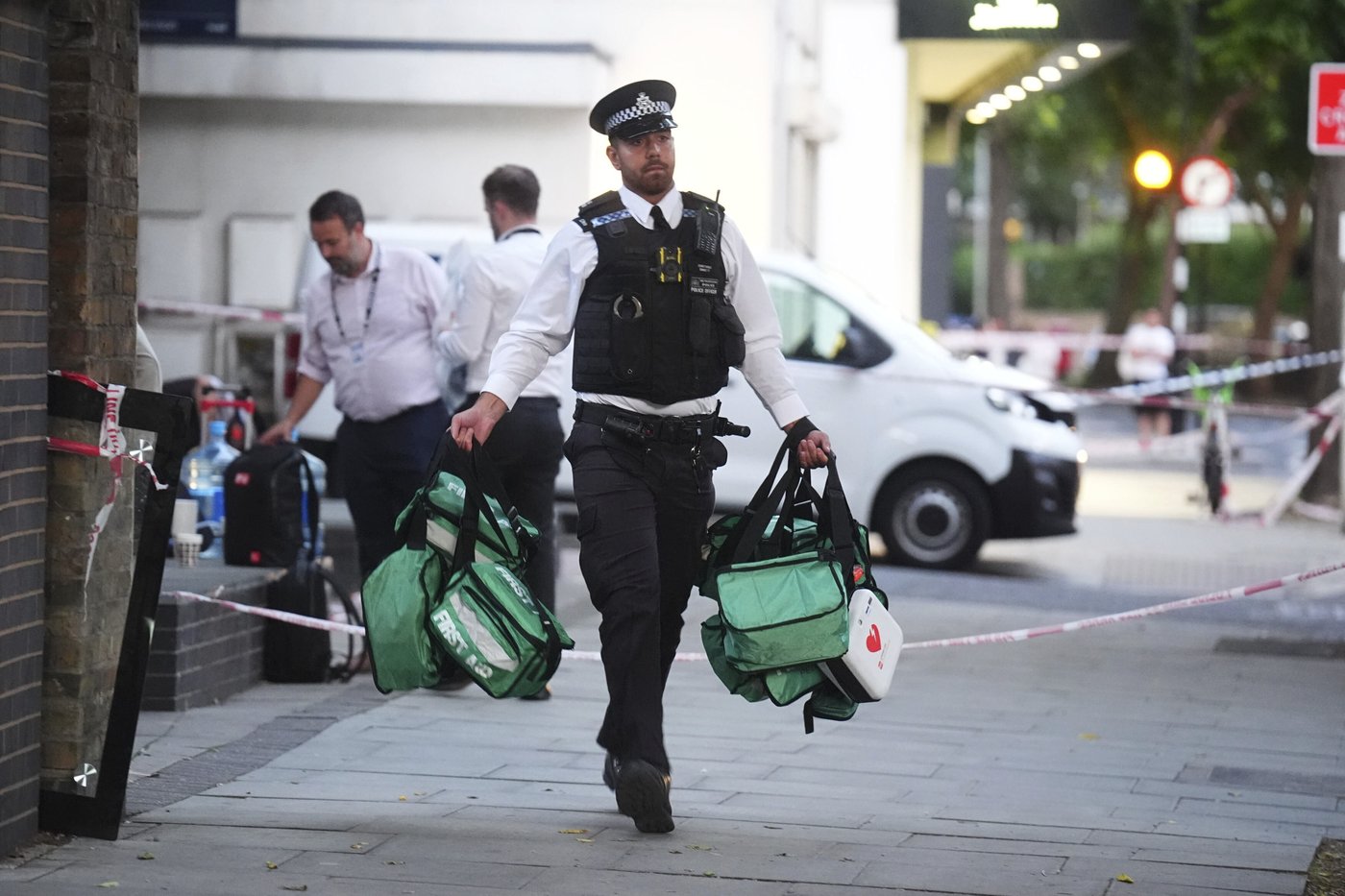 London stabbings leave 2 dead, 2 hospitalized, including suspect | iNFOnews.ca London stabbings leave 2 dead, 2 hospitalized, including suspect | iNFOnews.ca