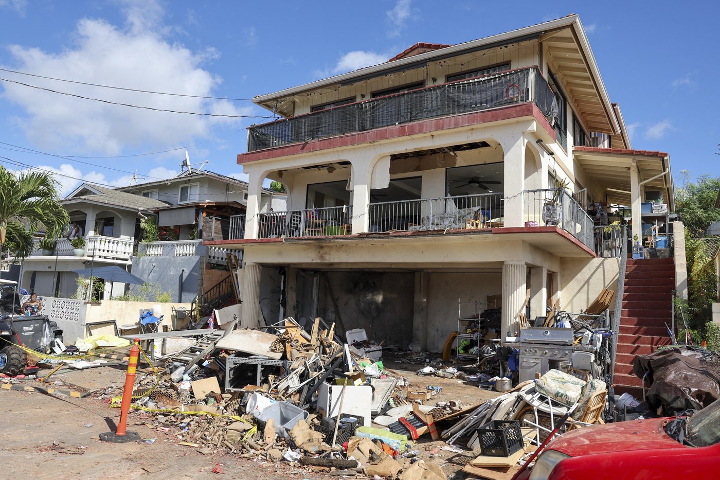 Rescuers find gruesome scene at a Honolulu home after a fireworks blast kills 3, injures over 20 | iNFOnews.ca