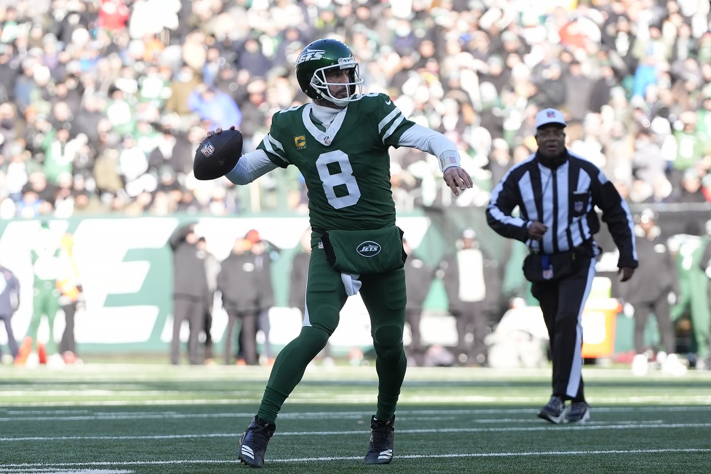 Jets wide receiver Davante Adams sits out practice with a hip ailment, Aaron Rodgers a full go | iNFOnews.ca