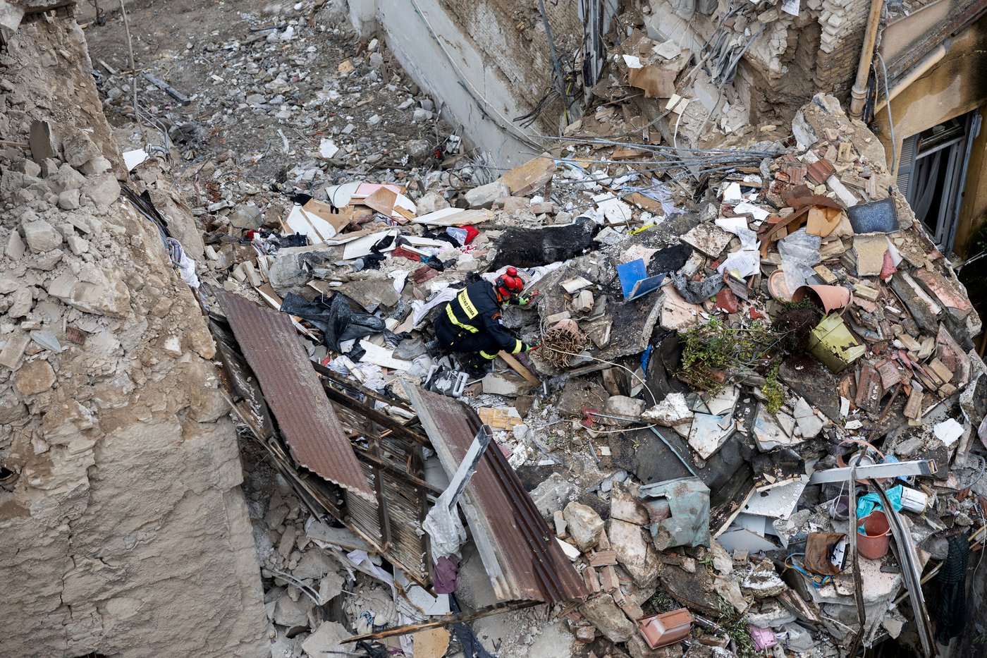 Bodies of 6 people, including 4 Americans, recovered from collapsed building in Athens | iNhome