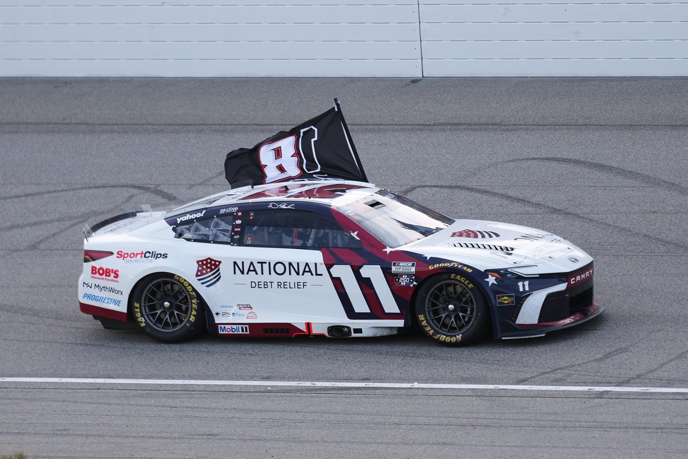Denny Hamlin dedicates NASCAR victory at Michigan to Kyle Busch after tying him on career win list | iNFOnews.ca