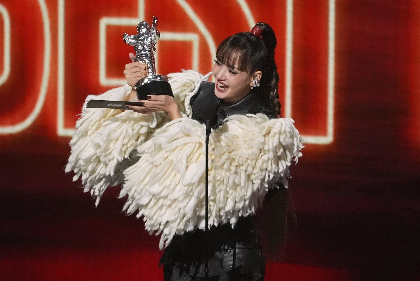 Taylor Swift becomes most-awarded artist in MTV VMAs history, dedicates top prize to Dolly Parton | iNFOnews.ca Taylor Swift becomes most-awarded artist in MTV VMAs history, dedicates top prize to Dolly Parton | iNFOnews.ca