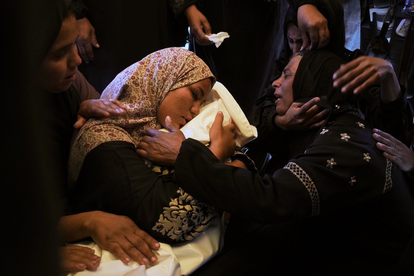 Palestinians allowed in to Gaza and patients are evacuated to Egypt as the Rafah crossing reopens | iNFOnews.ca