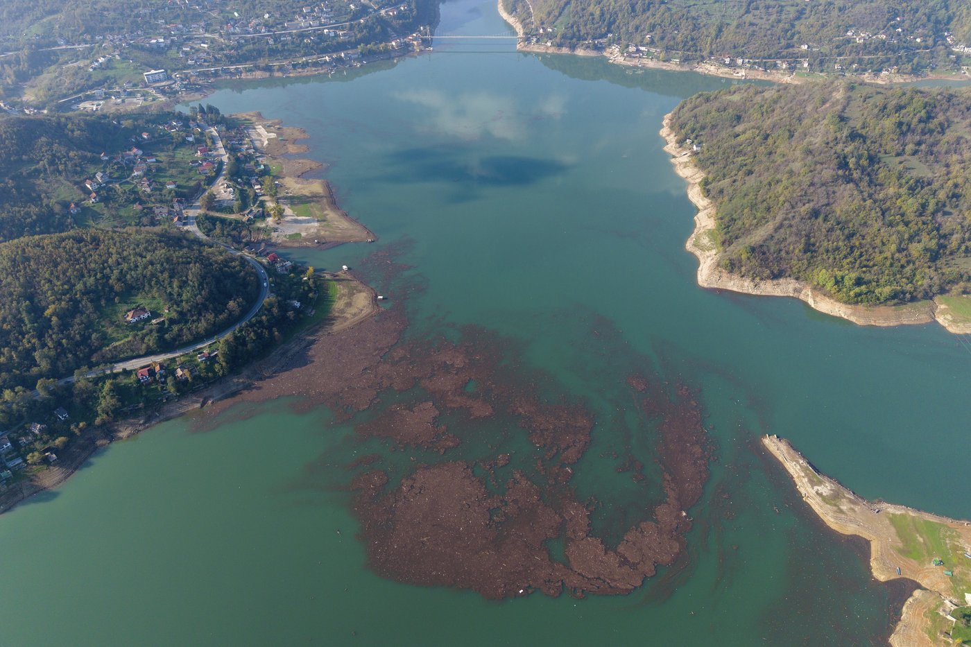 Residents and activists in central Bosnia clean up a lake after massive floods | iNFOnews.ca