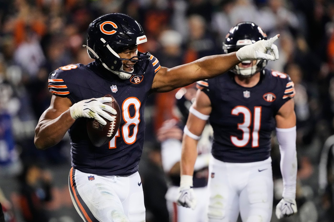 Caleb Williams throws 2 TD passes as the Bears beat Drake Maye and the Patriots 30-24 | iNFOnews.ca