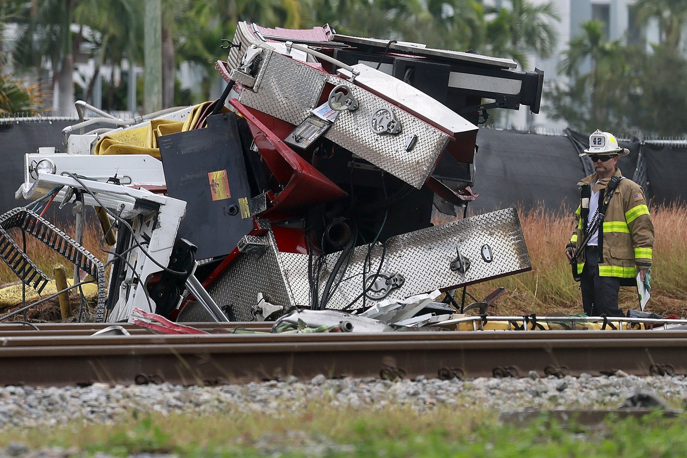 15 hurt in Florida when train hits fire truck that drove onto tracks after another train passed | iNFOnews.ca