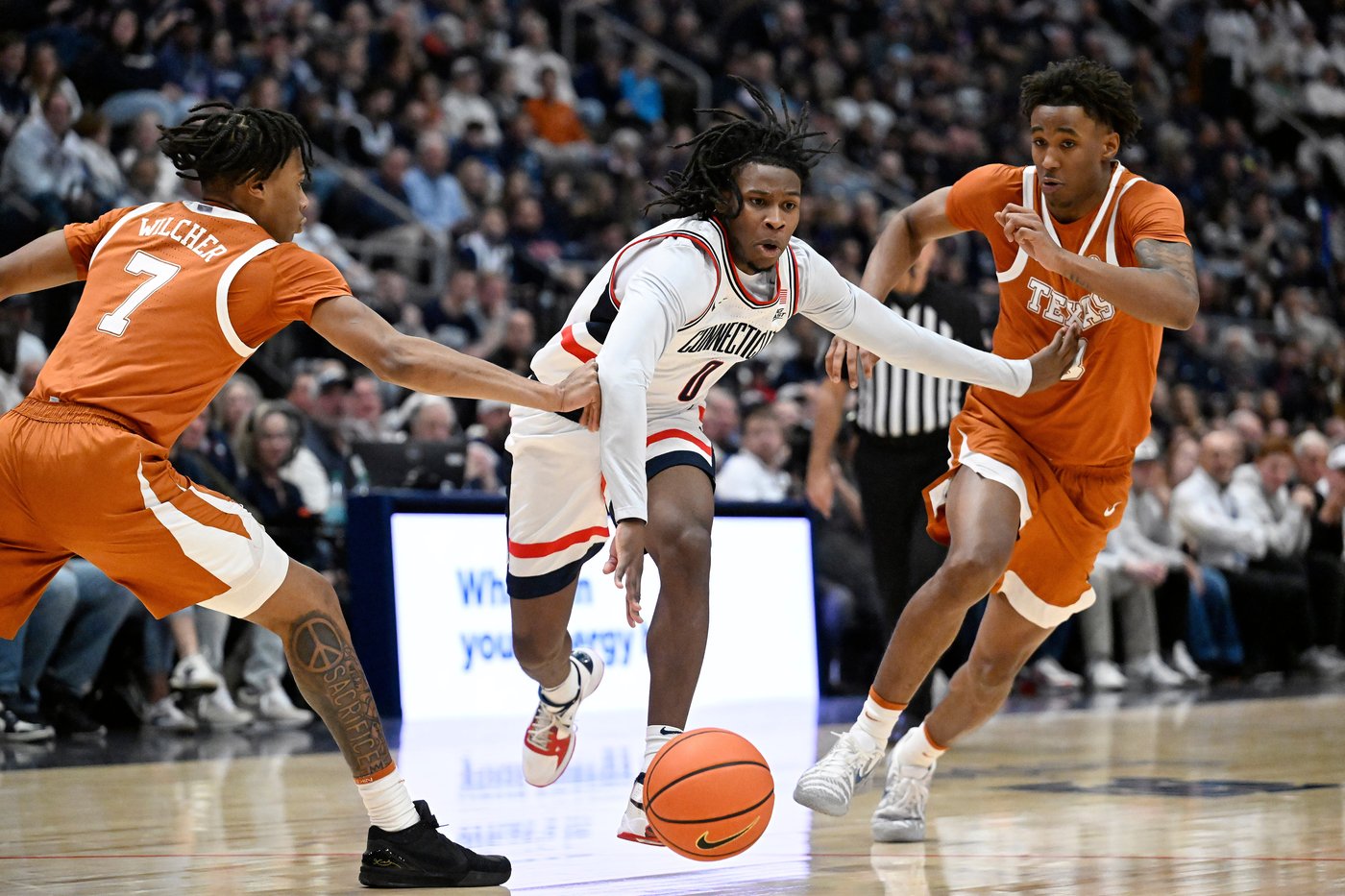 Karaban and Reed lift No. 5 UConn to 71-63 win over Texas in Huskies' final nonconference game | iNFOnews.ca