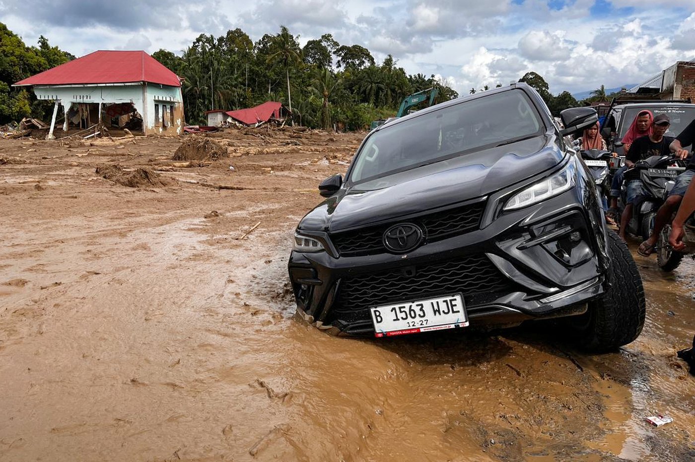 Indonesian residents hunt for food and water after deadly floods. 193 dead in Sri Lanka | iNFOnews.ca Indonesian residents hunt for food and water after deadly floods. 193 dead in Sri Lanka | iNFOnews.ca