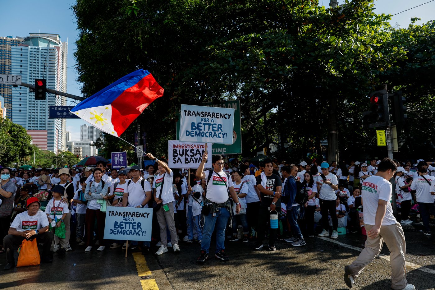 Tens of thousands rally in Manila over corruption scandal that implicates top Philippine officials | iNFOnews.ca Tens of thousands rally in Manila over corruption scandal that implicates top Philippine officials | iNFOnews.ca